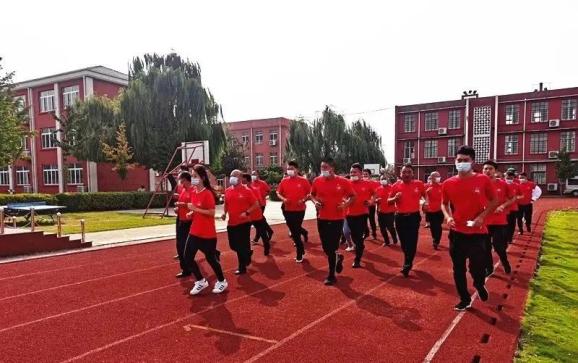 近日,70余名青山泉镇企业家代表,村书记,困境儿童联络员,在镇实验小学