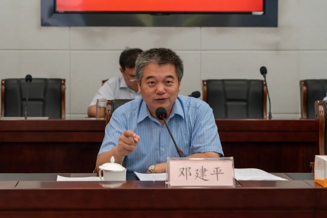 会上,市绿化市容局党组书记,局长邓建平同志代表局党组对市绿化市容局