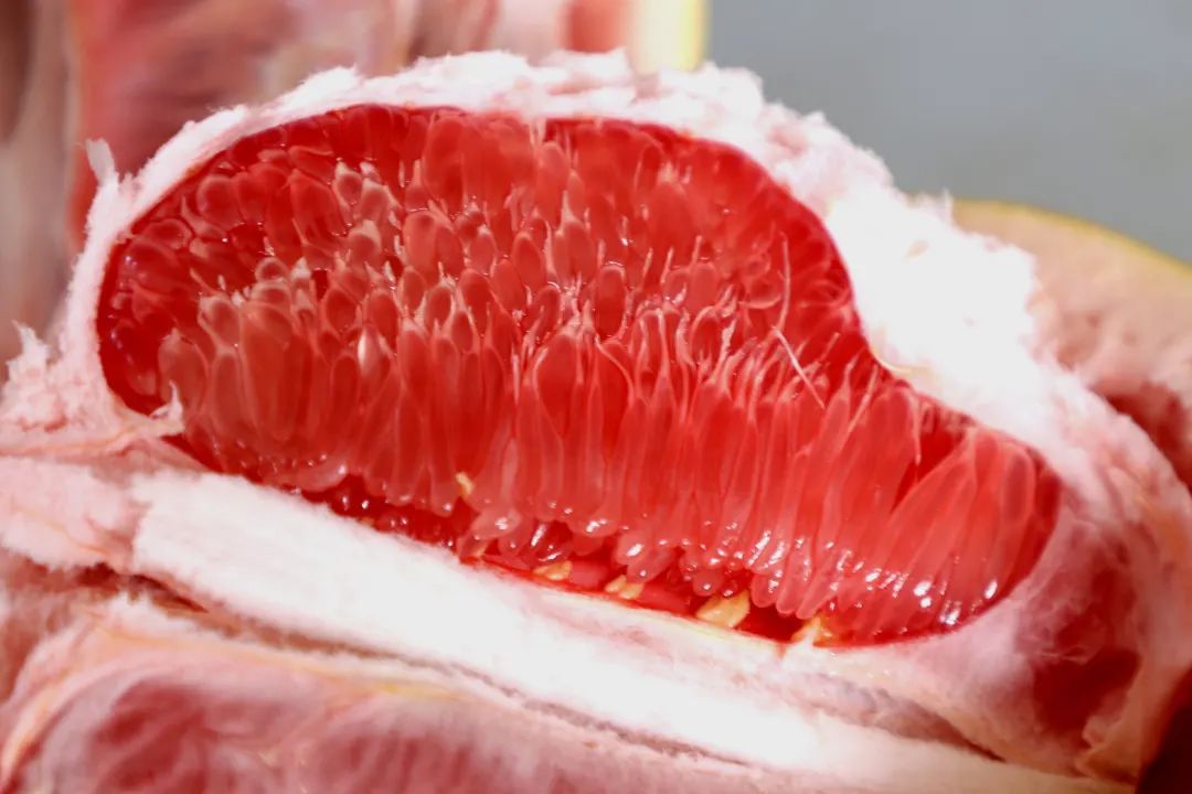 东乡镇风沿村三红蜜柚1元1斤,快来购买吧!