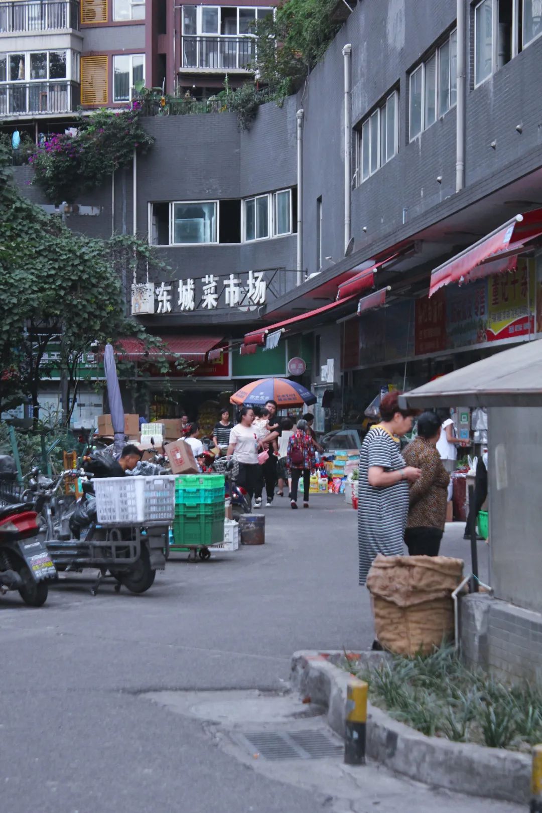 海椒市街,名字就取自于这里以前的商用属性,和骡马市,牛市口一样,这里