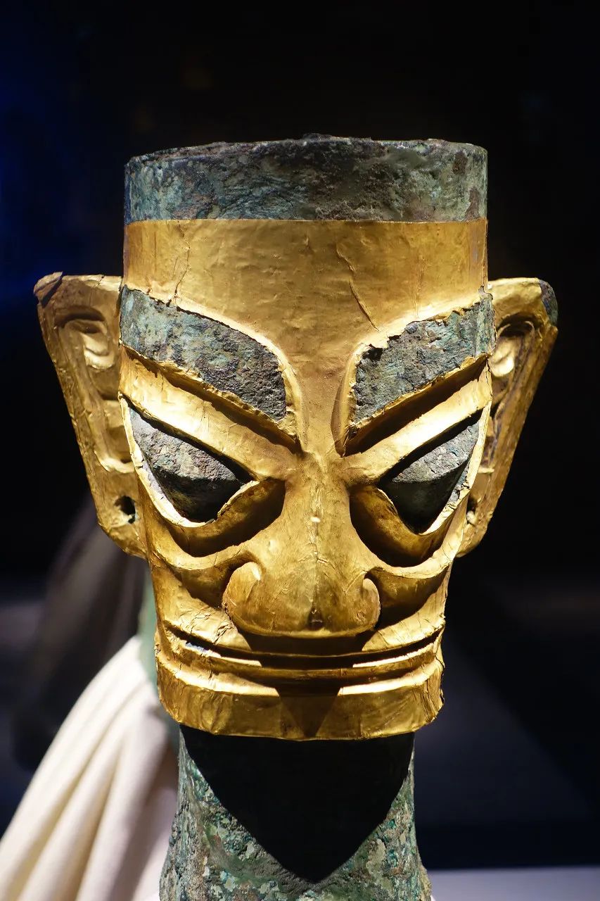 戴着金面罩的青铜人头像。摄影/老山货，来源/图虫创意