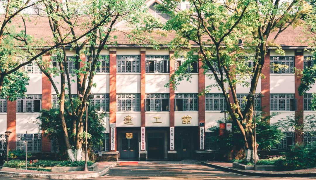 重庆大学b区建工馆建于1952年,是东大建筑系五虎将之一的唐璞的杰作