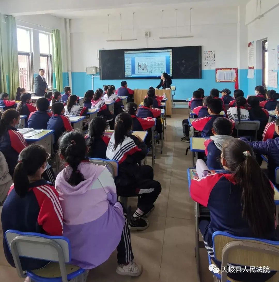 在天峻县中学,法治辅导员从什么是法,与未成年人相关的法律有哪些