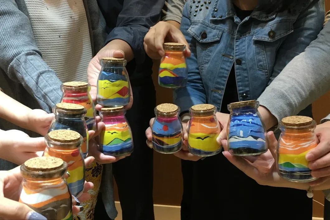 以指为笔,手起沙落,挥沙成画怎么能错过一场彩色沙瓶画体验在敦煌