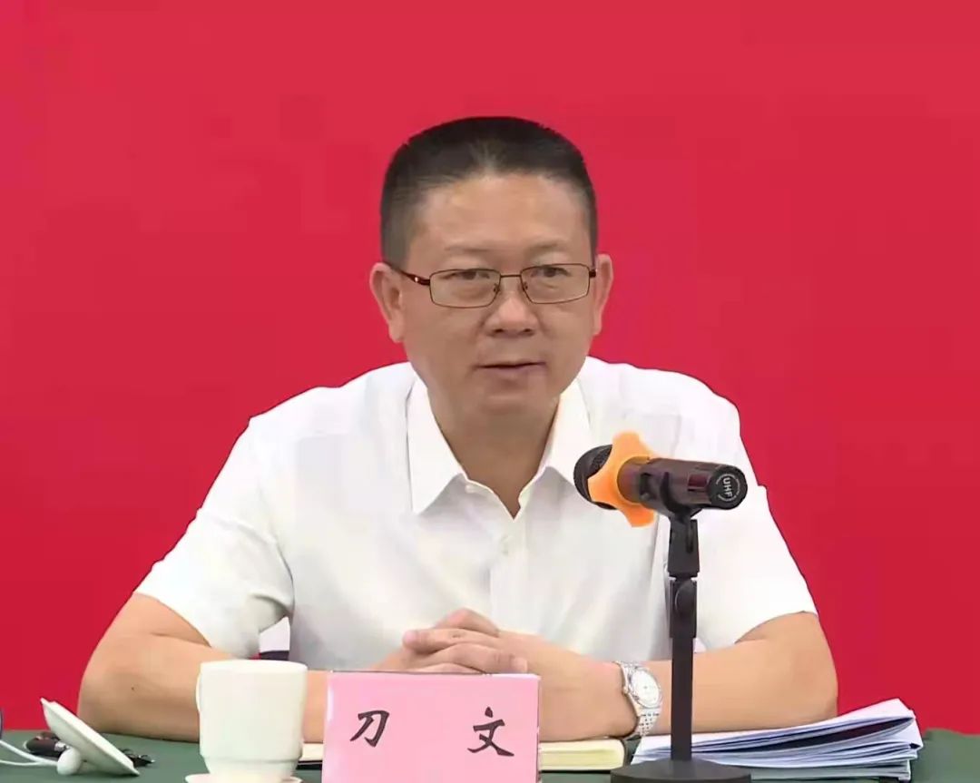 州长刀文在参加审议州委报告时强调把自己摆进去把