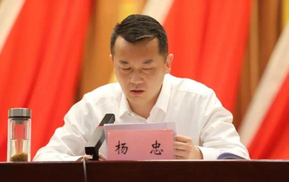 县委常委,组织部部长,统战部部长杨忠宣读了《关于明确驻村"第一