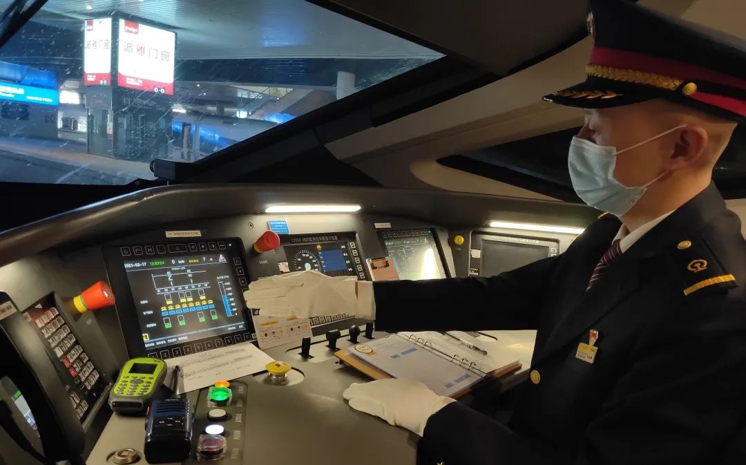 今天来认识跑得飞叉叉的黄师傅还有