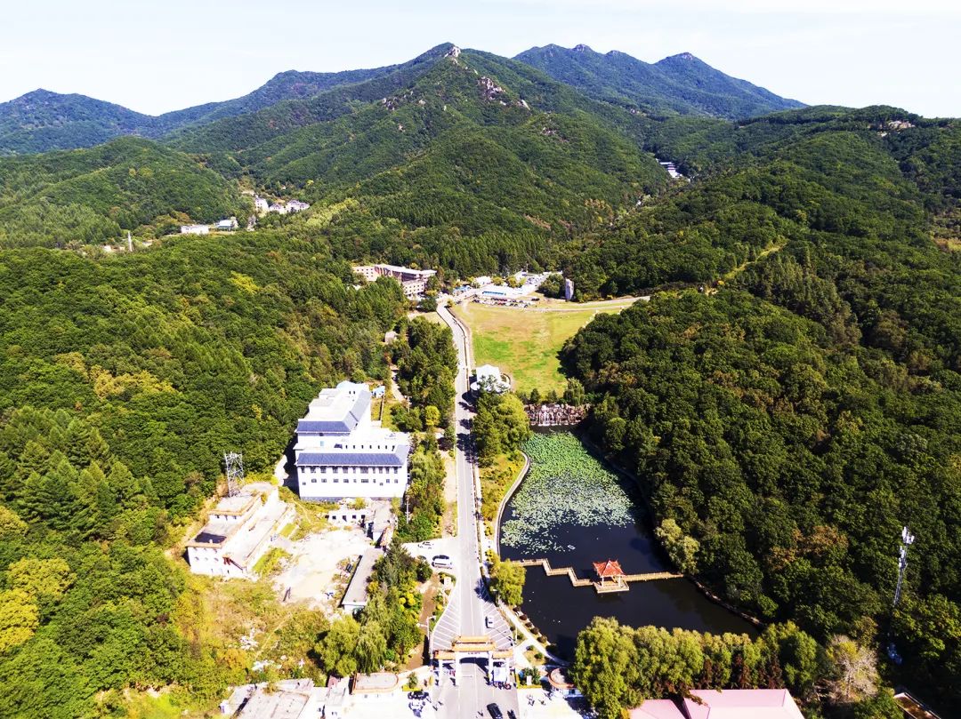 距吉林松花湖風景區僅2公里,系長白山山脈,是吉林市四大名山之一(龍潭