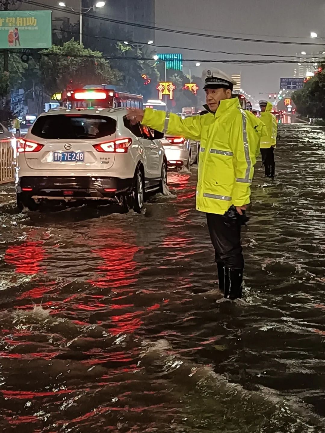 警察风雨兼程图片图片