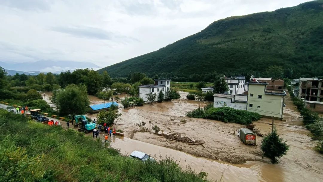 在泥石流的冲击下,之前风景秀美,人民安居乐业的铁甲村,现在却是洪水
