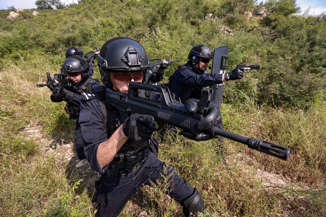武装奔袭,野外生存,山地捕歼……这些特警技能,你敢来么?