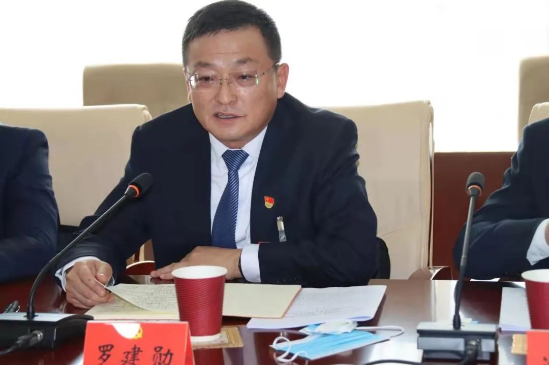 鄂托克旗代表团讨论市委报告和纪委工作报告