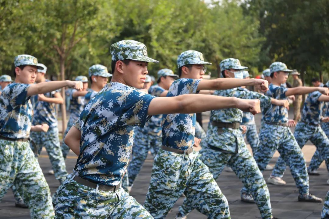 練本領,解鎖人生新體驗瞄準靶心,扣發扳機三點一線,利落上膛劈槍上陣