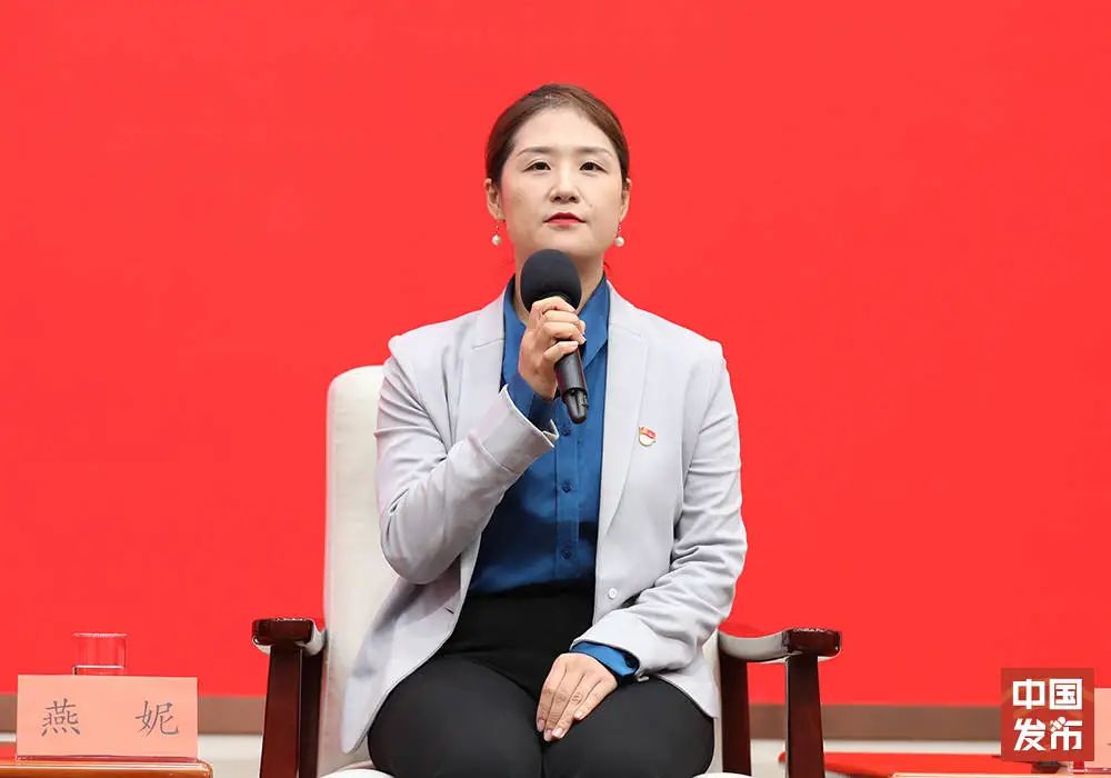 高中时期,燕妮受到著名考古学家,科幻作家童恩正先生一本小说