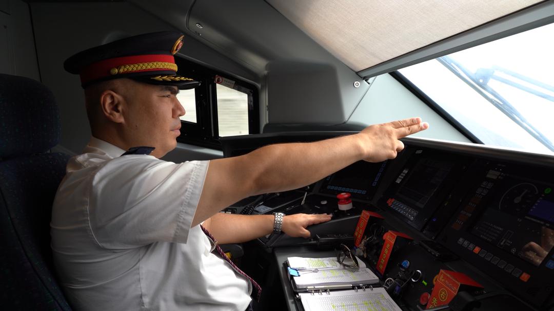 阿地吐尔地作为一名动车组司机我感到很自豪