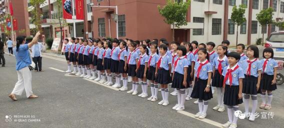 今天雷锋杂志总编辑陶克莅临内乡灵山学校调研