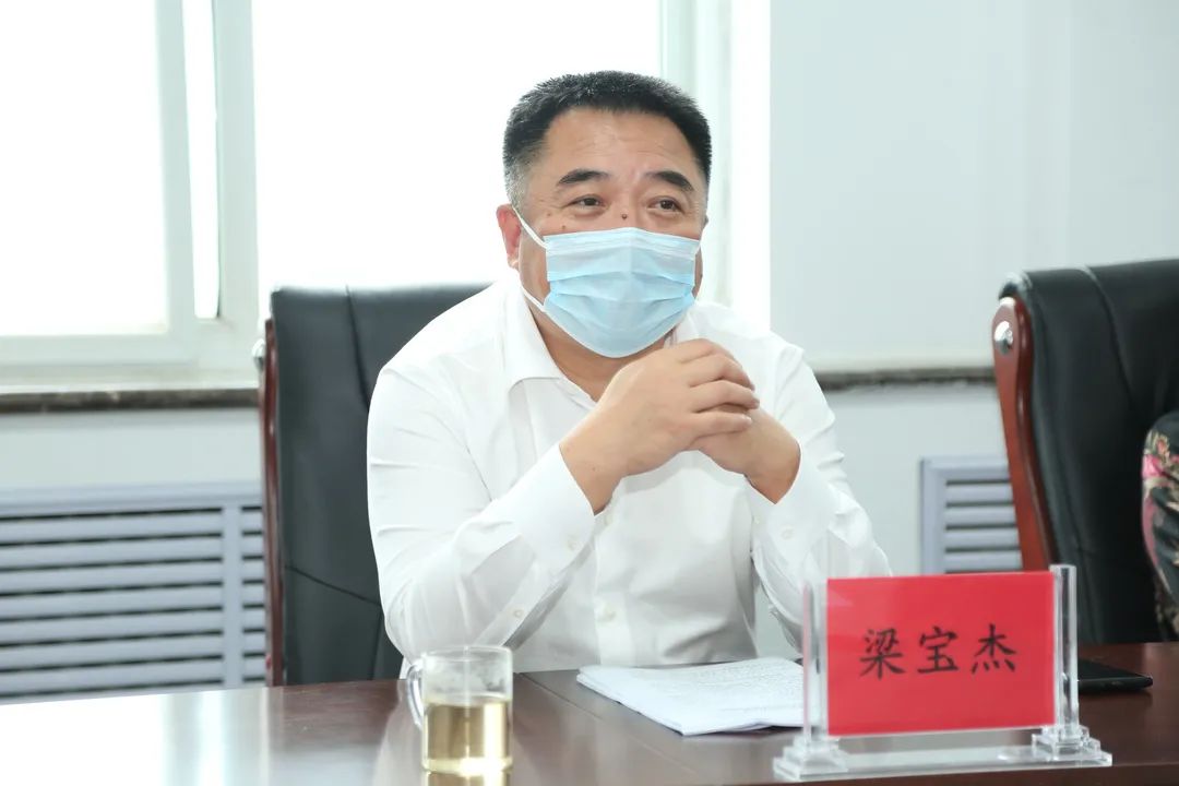 梁宝杰一行先后来到县融媒中心虚拟演播室,指挥调度中