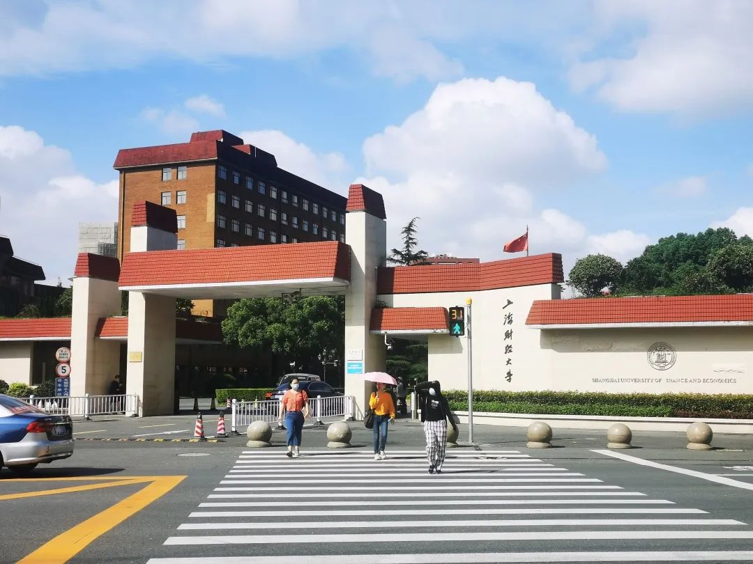 上财十百行动从提案到落实国定路校门口增设交通信号灯为师生出行平安