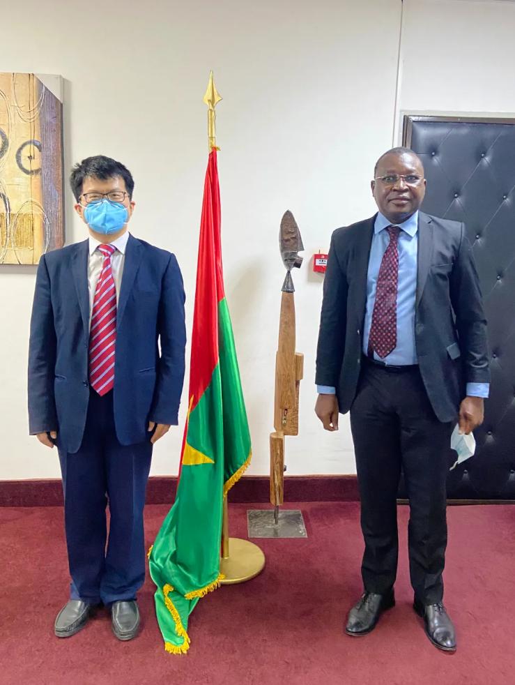 驻布基纳法索大使会见布新闻及与议会关系部长