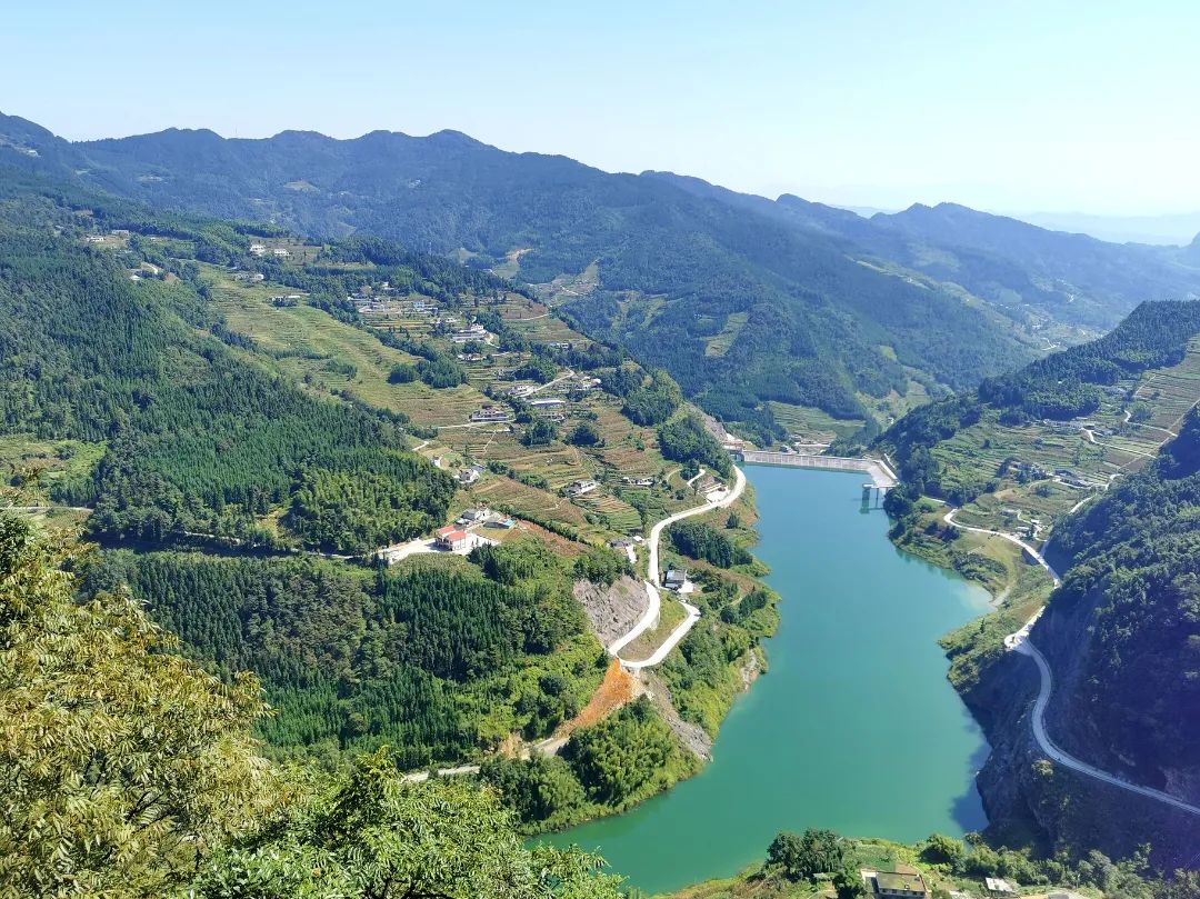这个芭茅沟水库是现在宜宾在建水库中海拔和坝高最高的水库邂逅一场