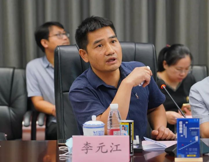 座谈会上,安恒网络空间安全学院副院长吴鸣旦作题为"网络与大数据安全