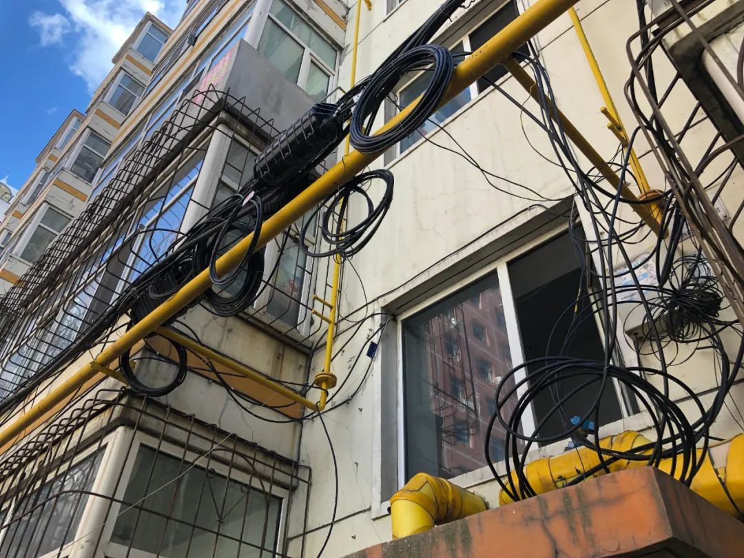 线缆盘成蜘蛛网小区居民心没底