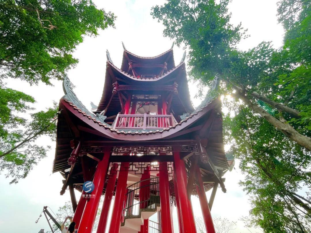 其顶面采用砖红色琉璃瓦油漆彩绘装饰采用斗拱框架结构为三层中式仿古