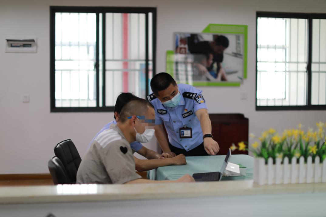 依托个别谈话,预警信息采集,"心声直通车"以及监狱长信箱等渠道,广泛