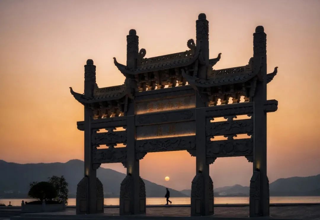 位于东钱湖南侧的省级历史文化名村韩岭村,街区主要由水街和老街组成