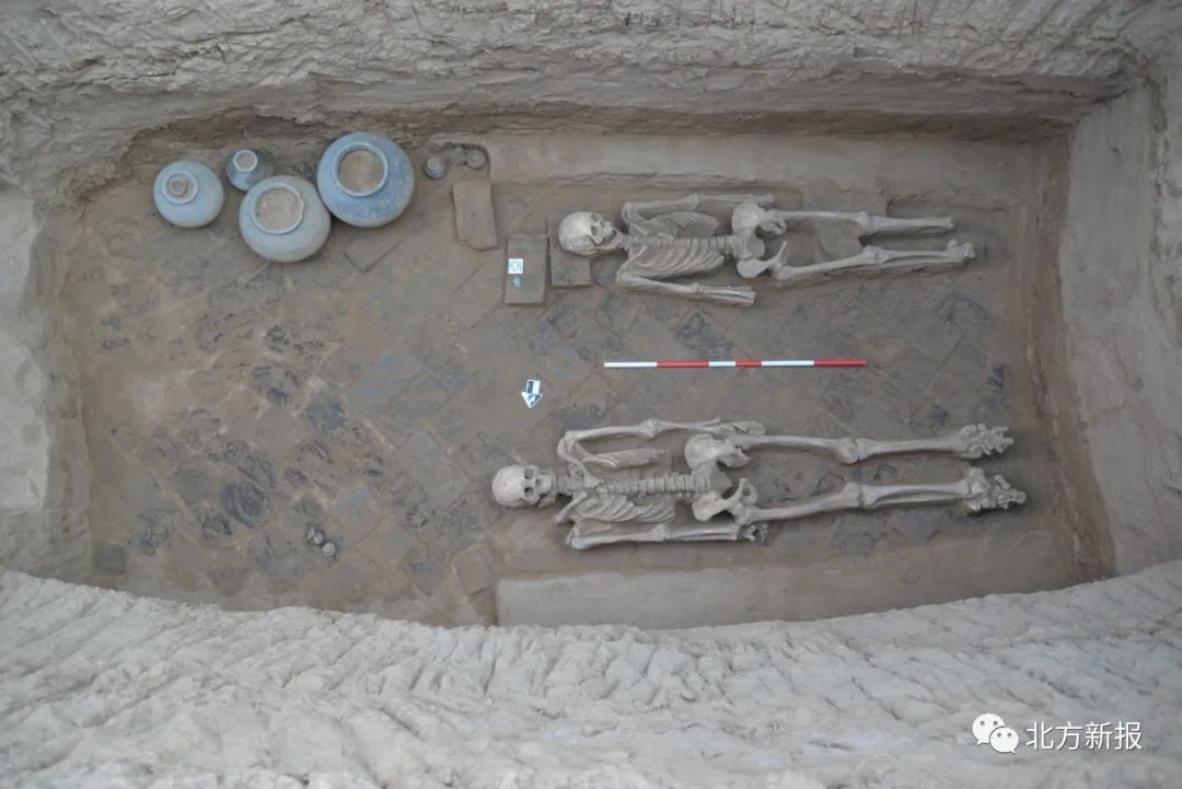 清理后的墓葬内部第三个阶段为王莽至东汉早期,接连数十年的战乱导致