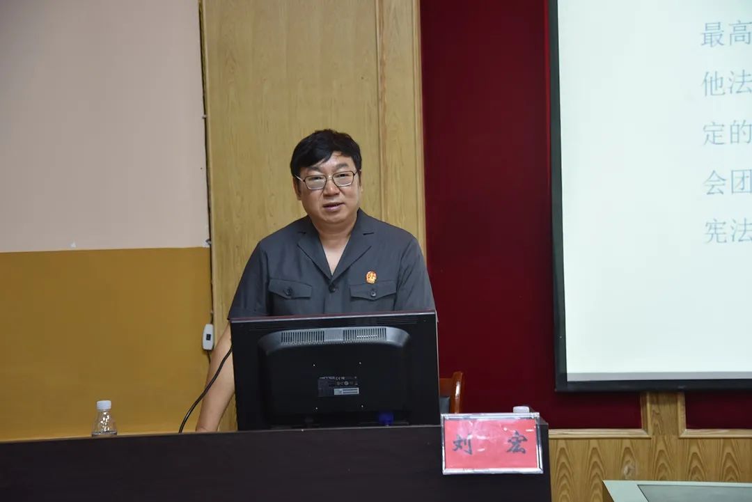 9月27日,石柱法院党组成员,副院长,三级高级法官刘宏应邀为全县59名新