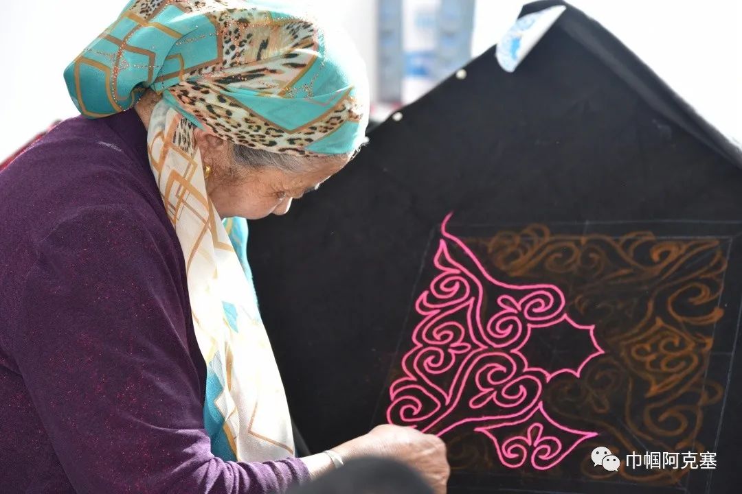 巾帼巧手绣美阿克塞阿克塞县妇联举办迎国庆哈萨克族传统刺绣比赛