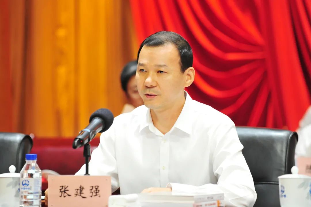 纪委书记张建强宣读表彰决定张建强宣读了《关于表彰中国中铁模范职工