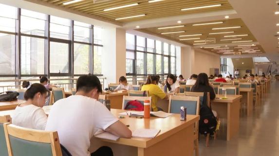 近日,记者走进枝江市图书馆,这里窗明几净,书香浓郁.