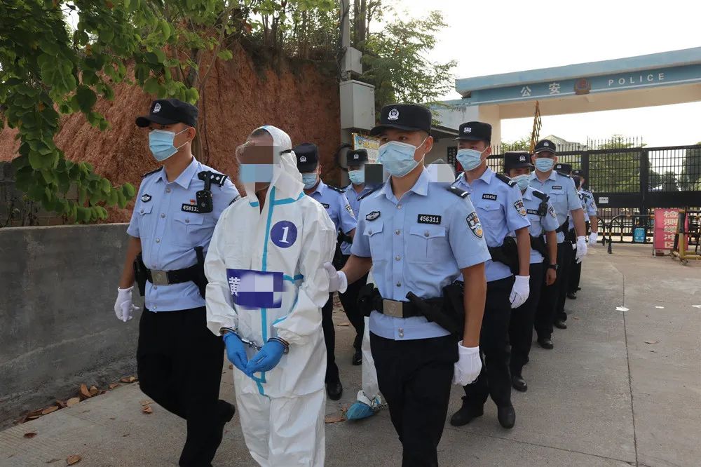 (法警押解现场)