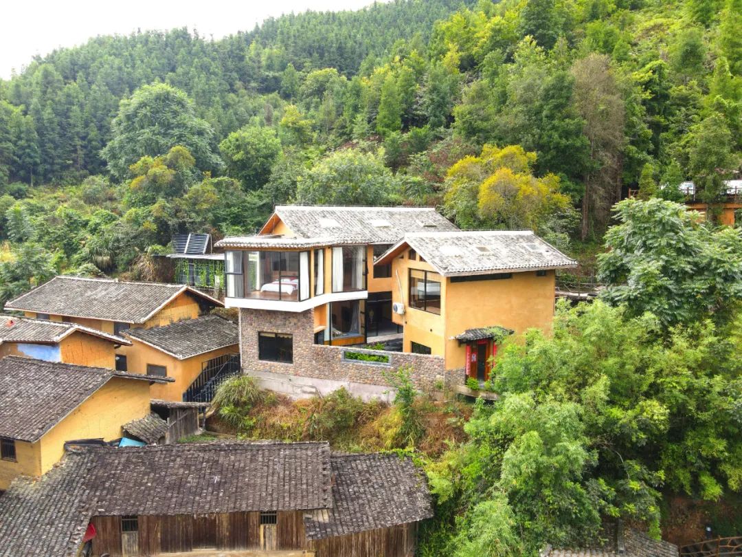 圣堂闲居民宿坐落在圣堂山脚下的滴水村溶洞屯,民宿定位"多元化生活"
