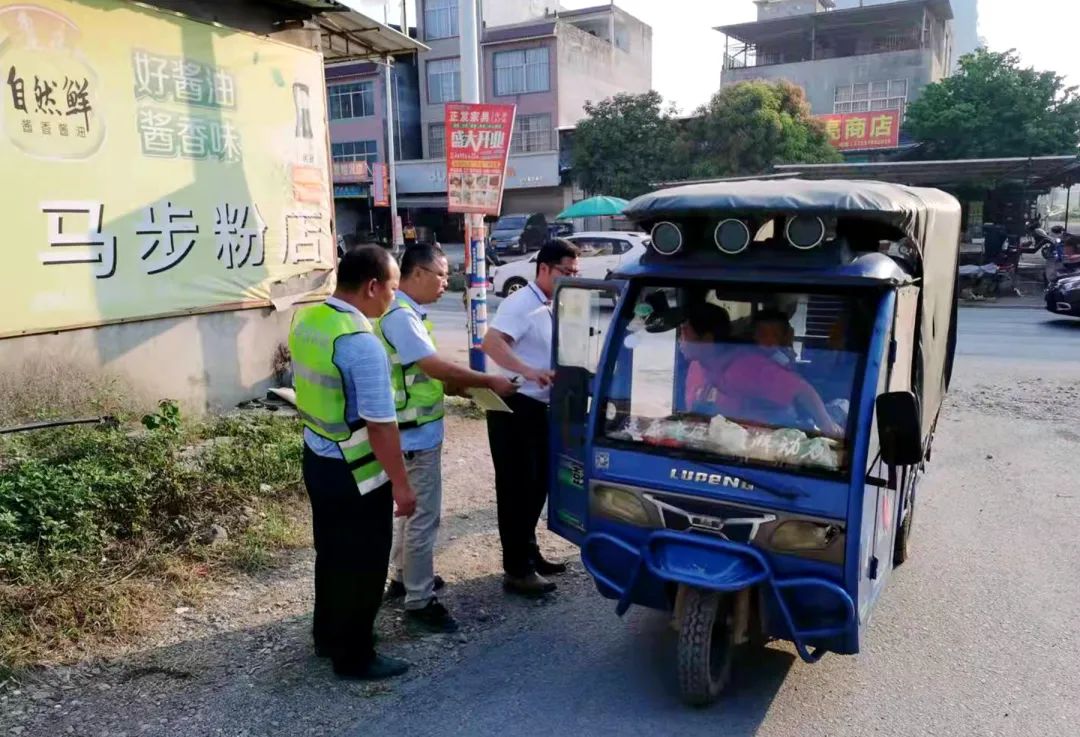 安全橫幅65條,在護學過程中對80多名家長無證駕駛三輪車接送學生進行