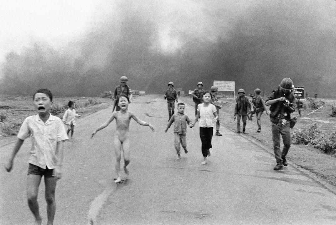 最著名的越战照片《战火中的女孩》:1972年6月8日,遭遇美军的凝固