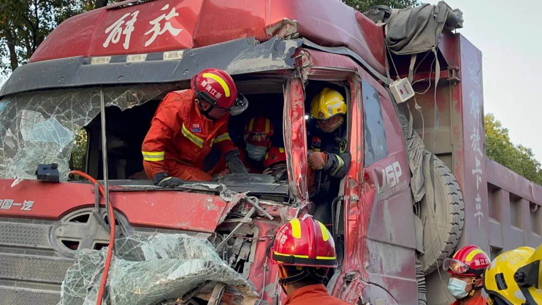 消防車出警遇擁堵消防員狂奔3公里開路