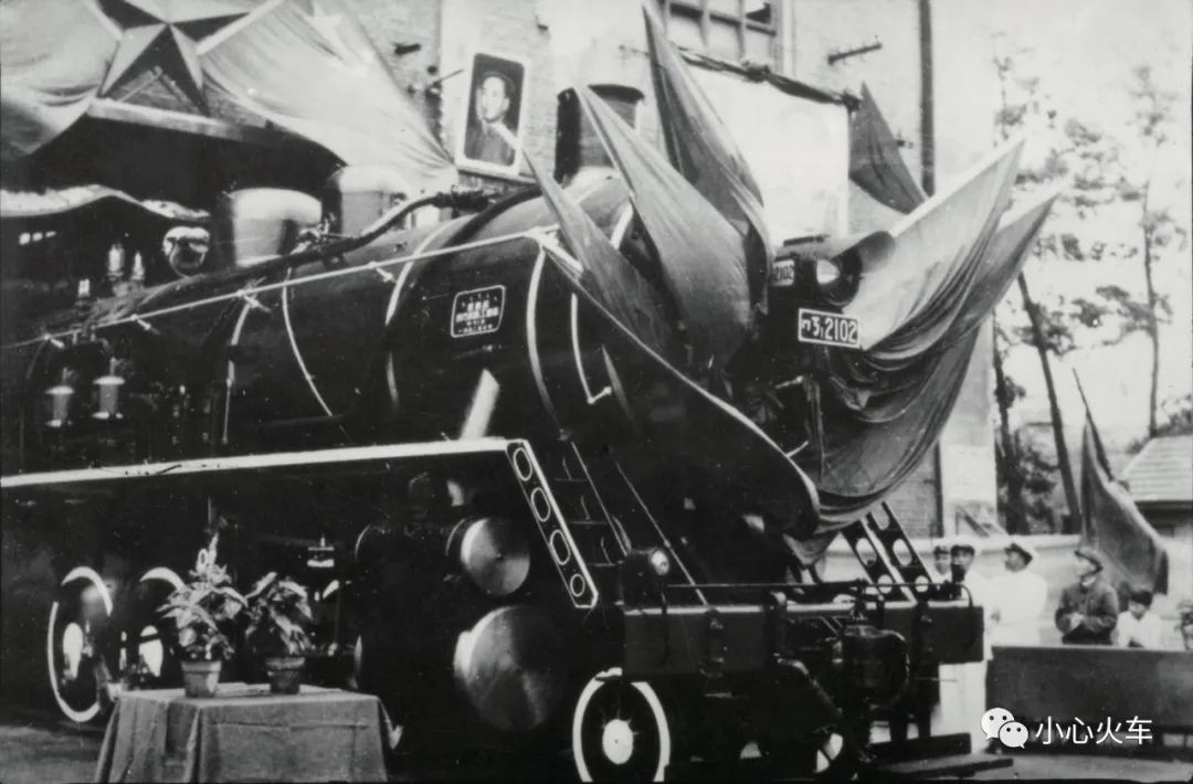 被命名为"巨龙型",成为中国第一台干线电力传动内燃机车