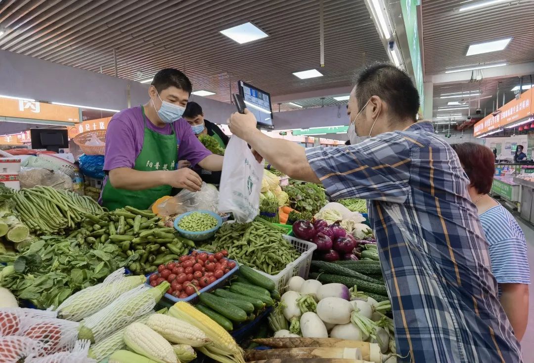 市场经营户张梦伟说,"电子秤还可以计算总价.