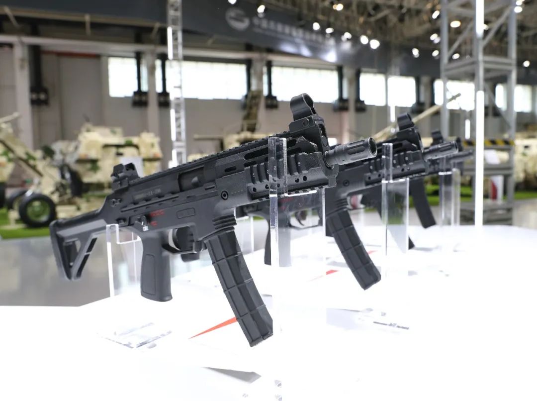 来看中国兵器"秀肌肉"! 【聚焦中国航展 5>】