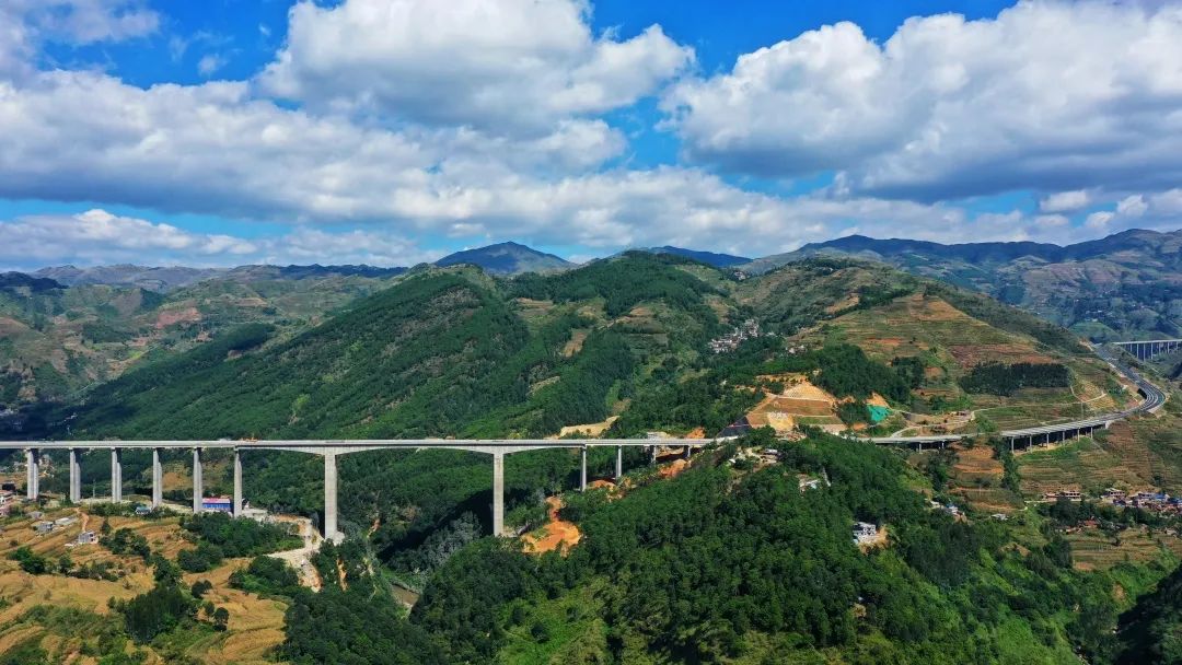 18万群众热切企盼中国能建葛洲坝集团投建的云南宣杨高速通车