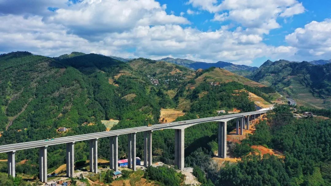 18万群众热切企盼中国能建葛洲坝集团投建的云南宣杨高速通车