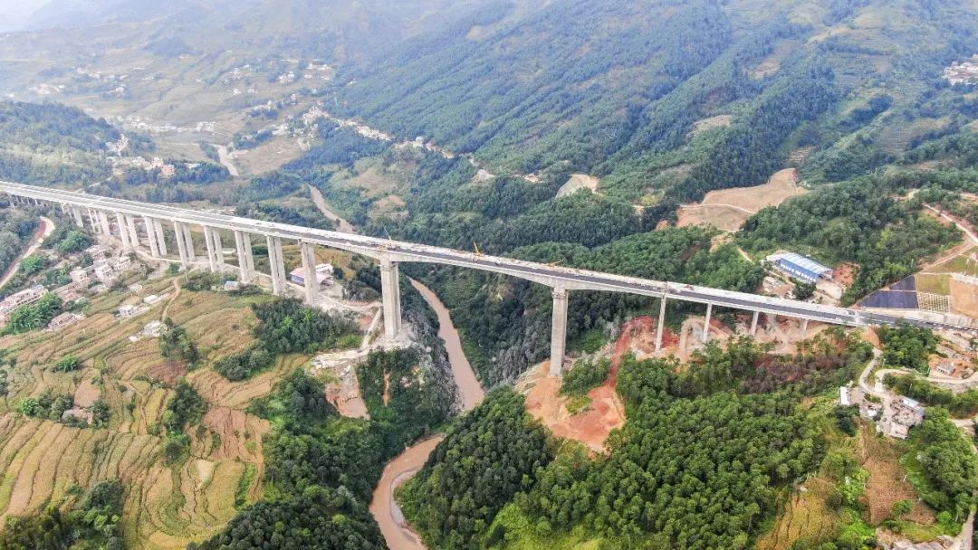 18万群众热切企盼中国能建葛洲坝集团投建的云南宣杨高速通车