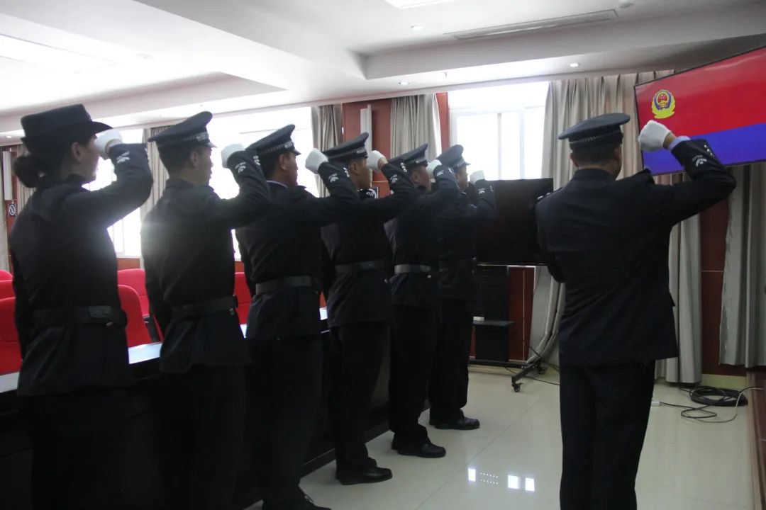 忠诚担当警徽闪亮昭觉县人民法院举行司法警察警衔颁授仪式