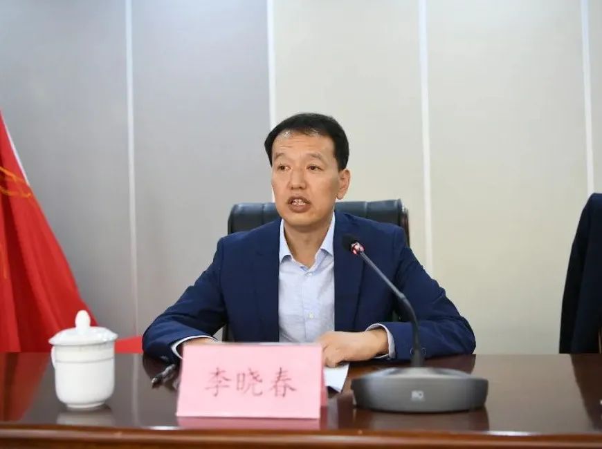 会上,马进宣布了市委和区委关于李晓春同志担任城关法院党组书记,院长