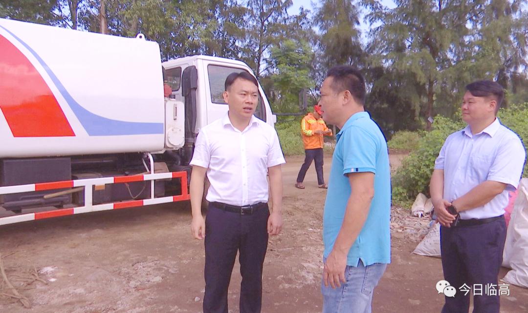 9月28日,副县长施祖送率队深入东英镇和调楼镇,组织开展建筑垃圾清理