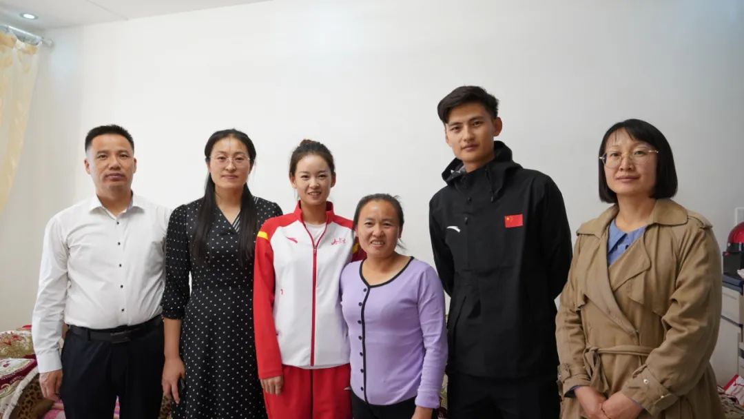 海南区的骄傲冠军杨家玉载誉归来