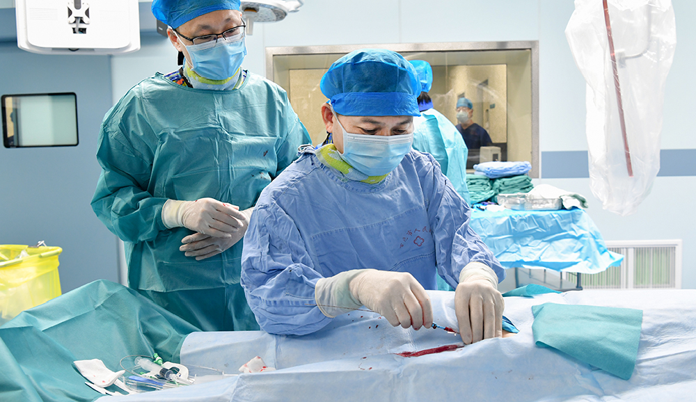 专家为患者做手术